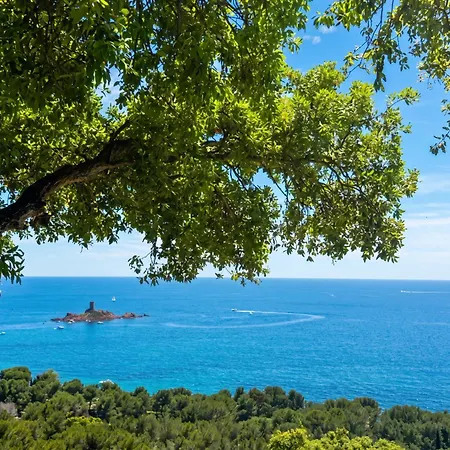 à Saint-raphaël Avec Piscine Et Vue