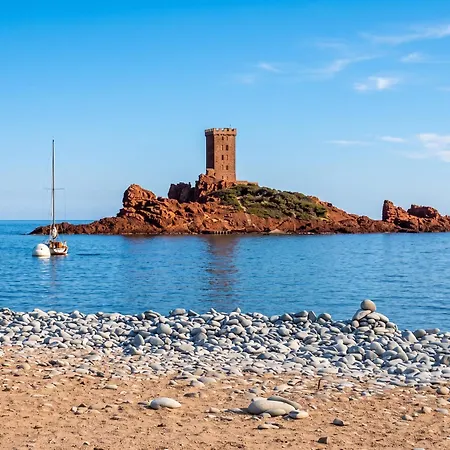 A Saint-raphael Avec Piscine Et Vue Saint-Raphael (Var)